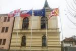 Ilustrační foto - Na Masarykově náměstí už několik dní vlají čtyři vlajky na úplně nových stožárech