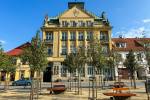 Ilustrační foto - To je výška! Okolo pošty roste lešení, po kterém restaurátor vyšplhá k poškozeným sochám