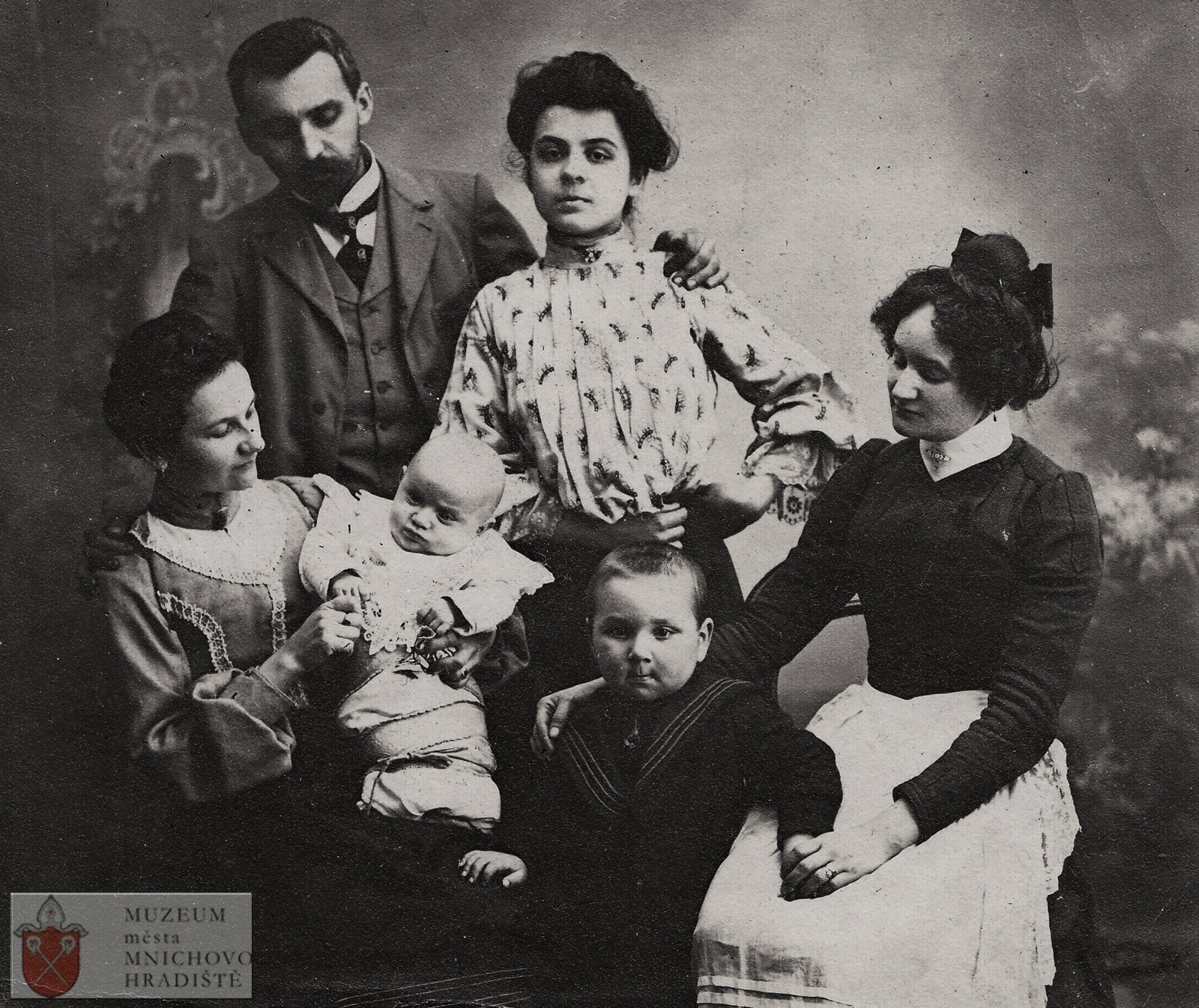 Bedřich Ženíšek se syny Kamilem a Bedřichem, svou ženou Hermínou a jejími sestrami