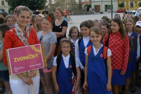 Zvonečky před společným zpěvem na náměstí