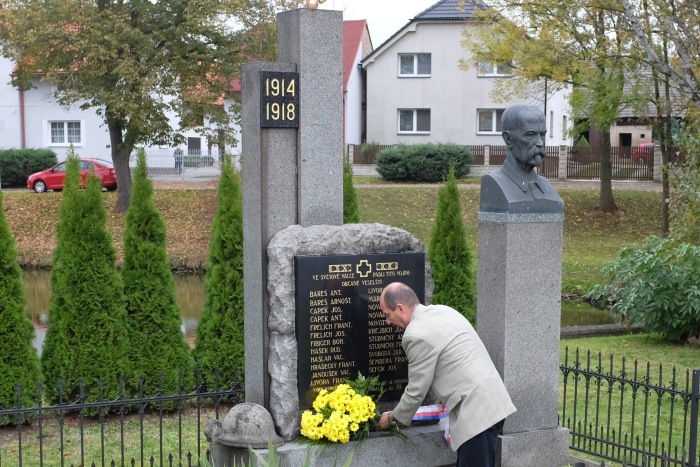 Místostarosta města Mgr. Jiří Bína u památníku ve Veselé. Foto: Jiří Kurzveil